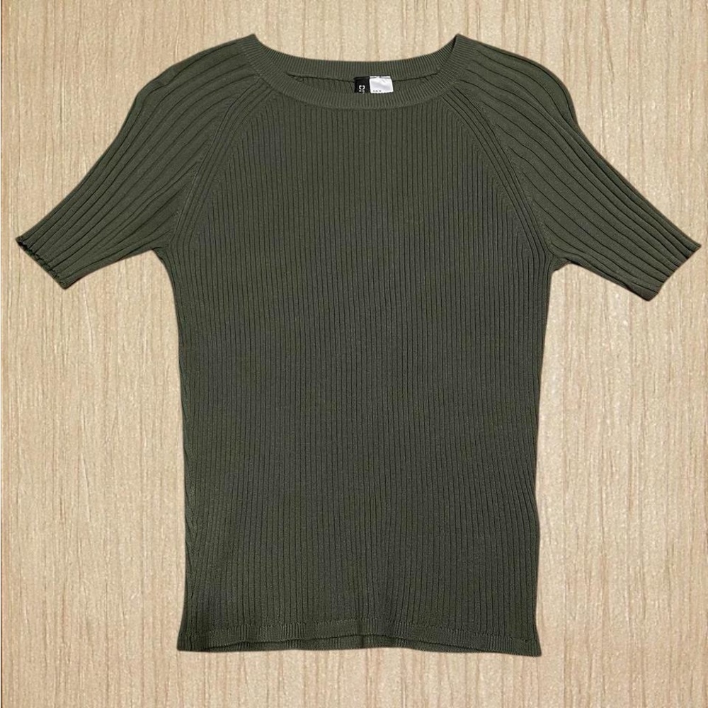 H&M army green ribbed short sleeve sweater top🐊